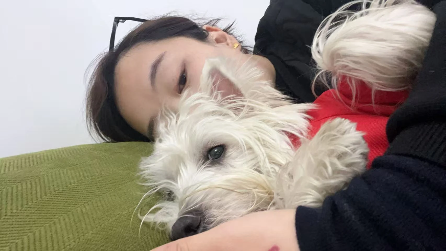 她被我们抱在怀里的日常。