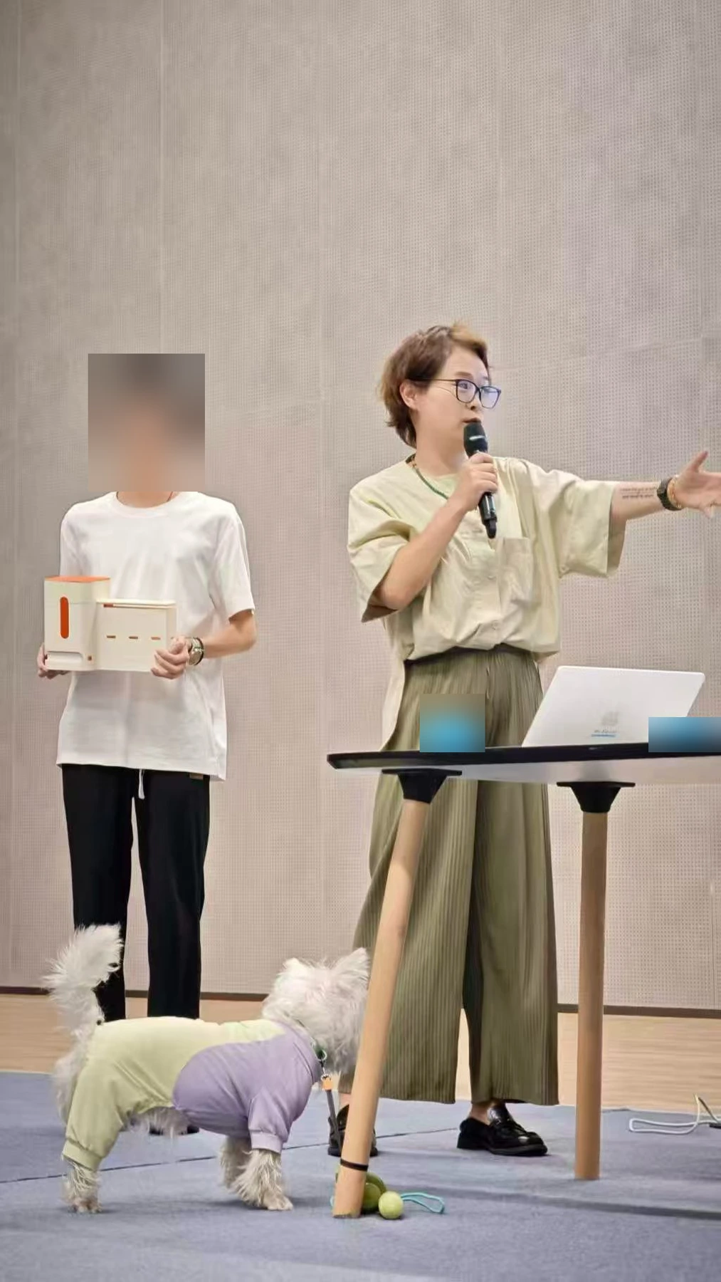 我们在台上介绍项目，她就在桌旁陪着我们。
